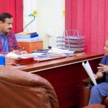المحافظ بن الوزير يبحث مع مدير شركة النفط آليات خفض الأسعار بما يتماشى مع الإجراءات الحكومية