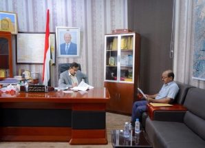 المحافظ بن الوزير يطلع على التقرير النصف سنوي لخطة التنمية بالمحافظة ويشيد بحجم الإنجازات المحققة