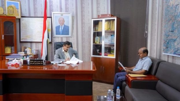 المحافظ بن الوزير يطلع على التقرير النصف سنوي لخطة التنمية بالمحافظة ويشيد بحجم الإنجازات المحققة