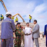 المحافظ بن الوزير يتفقد مستوى الإنجاز في مشروع مركز الطوارئ بتمويل من الأشقاء في الإمارات