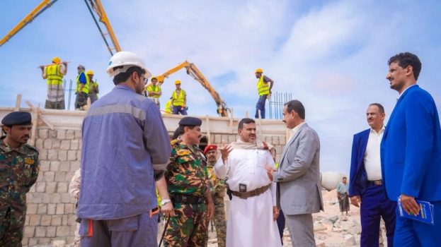 المحافظ بن الوزير يتفقد مستوى الإنجاز في مشروع مركز الطوارئ بتمويل من الأشقاء في الإمارات