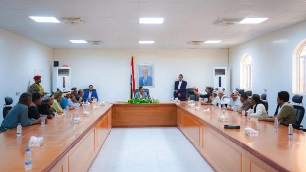 المحافظ بن الوزير يلتقي قيادة السلطة المحلية والشخصيات الاجتماعية بمديرية مرخة العليا