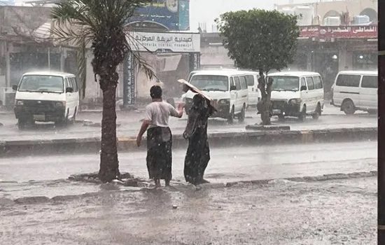 محافظ عدن يوجه فرق الطوارئ لمواجهة المنخفض الجوي 