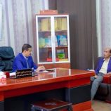 المحافظ بن الوزير يبحث مع الهلال الأحمر الإماراتي مشروع التجهيزات المدرسية ويشيد بالدعم المتواصل.