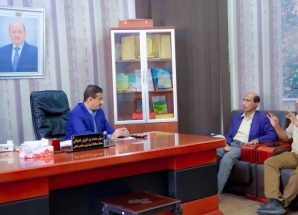 المحافظ بن الوزير يبحث مع الهلال الأحمر الإماراتي مشروع التجهيزات المدرسية ويشيد بالدعم المتواصل.