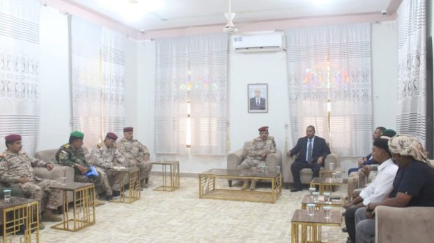وزير الدفاع يترأس اجتماعاً للجنة الأمنية في محافظة سقطرى