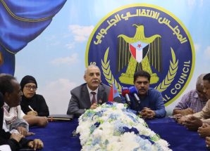 فريق التوجيه والرقابة الرئاسي يعقد اجتماعًا باتحاد نقابات عمال الجنوب ونقابة المعلمين الجنوبيين واللجان المجتمعية بالمكلا