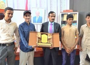 شبوة: طلاب كلية الطب بجامعة حضرموت يكرّمون المحافظ بن الوزير تقديرًا لجهوده ودعمه المتواصل