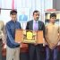 شبوة: طلاب كلية الطب بجامعة حضرموت يكرّمون المحافظ بن الوزير تقديرًا لجهوده ودعمه المتواصل