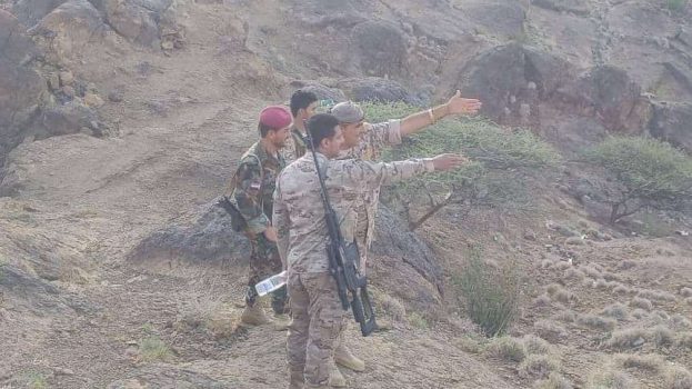 العميد علي فضل حسن يتفقد الخطوط الأمامية لجبهة كرش الحدودية 