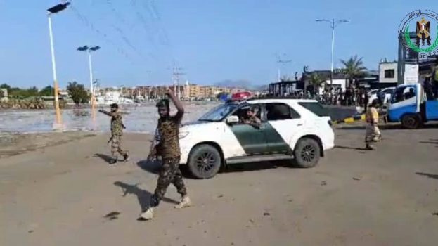 الحزام الأمني في العاصمة عدن يساند جهود الطوارئ في البريقة ويؤمن مجرى السيول