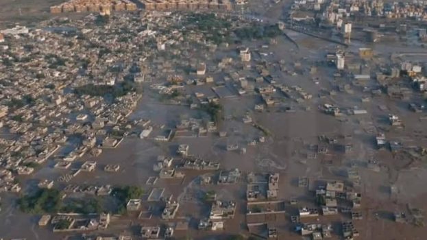 نجا مديرها خلال عملية إنقاذ مواطن..السلطة المحلية في البريقة بعدن تعلن المديرية منطقة منكوبة وتدعو للتدخل العاجل