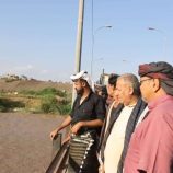 فريق التوجيه والرقابة الرئاسي يتفقد الأضرار التي لحقت بجسر العرائس جراء السيول في لحج