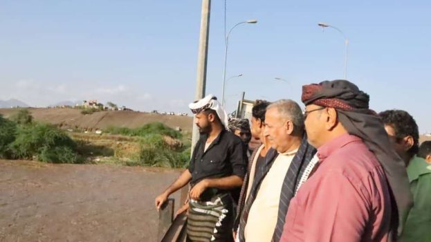 فريق التوجيه والرقابة الرئاسي يتفقد الأضرار التي لحقت بجسر العرائس جراء السيول في لحج