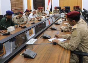 وزير الدفاع يترأس اجتماعاً موسعاً للجنة الأمنية بمحافظة حضرموت ، ويوجه برفع مستوى اليقظة والتصدي لمحاولات إقلاق الأمن والسكينة