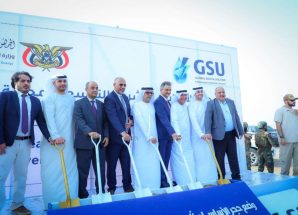 الرئيس الزُبيدي ومعه السفير الإماراتي يدشّنان المرحلة الثانية من مشروع محطة الطاقة الشمسية بالعاصمة عدن