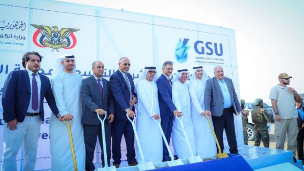 الرئيس الزُبيدي ومعه السفير الإماراتي يدشّنان المرحلة الثانية من مشروع محطة الطاقة الشمسية بالعاصمة عدن