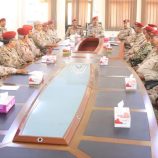وزير الدفاع يعقد اجتماعاً موسعاً بقيادة المنطقة الثانية و يُشيد بمستوى الجاهزية والمعنويات العالية لمنتسبي المنطقة