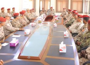 وزير الدفاع يعقد اجتماعاً موسعاً بقيادة المنطقة الثانية و يُشيد بمستوى الجاهزية والمعنويات العالية لمنتسبي المنطقة