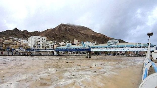 مركز الإنذار المبكر في حضرموت يحذر من منخفض جوي محمل بالسيول والعواصف