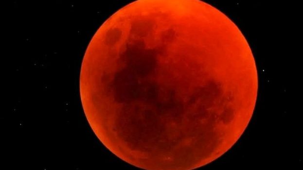 ترقب خسوف كلي نادر للقمر.. وزارة الأوقاف تدعو لإقامة صلاة الخسوف مساء اليوم<br>