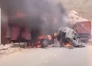 حادث مروع على طريق المهرة يودي بحياة سائق ويتسبب بخسائر بملايين الريالات