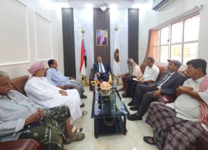 برئاسة الجعري…فريق التوجيه والرقابة الرئاسي يلتقي بالهيئة العسكرية الجنوبية في المهرة