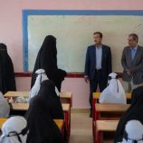 المحافظ بن الوزير يتفقد سير الدراسة في ثانوية بلقيس للبنات بمدينة عتق