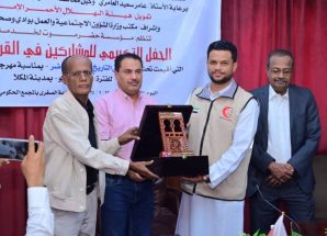 مؤسسة حضرموت لخدمة التراث تكرّم السلطة المحلية والهلال الأحمر الإماراتي والمشاركين في القرية التراثية