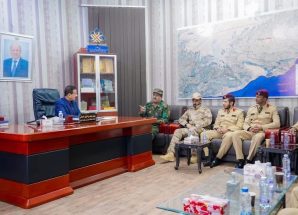 شبوة: المحافظ بن الوزير يستقبل خريجي كلية زايد، ويؤكد المطالبة بإنشاء الكلية البحرية في المحافظة