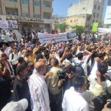 تظاهرة حاشدة أمام مبنى السلطة المحلية في تعز تطالب بسرعة القبض على قتلة افتحان المشهري