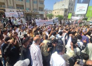 تظاهرة حاشدة أمام مبنى السلطة المحلية في تعز تطالب بسرعة القبض على قتلة افتحان المشهري