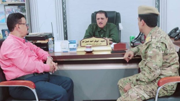 نائب مدير أمن العاصمة عدن يناقش مع مدير جوازات خور مكسر التحديات الإدارية وآليات معالجتها