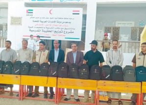برعاية المحافظ بن الوزير .. الامين العام يدشن مشروع الحقيبة المدرسية بدعم الهلال الأحمر الإماراتي