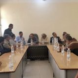 الأمين العام يترأس اجتماعًا موسعًا للغرفة التجارية وملاك مصانع البلك والخرسانة الجاهزة بشبوة