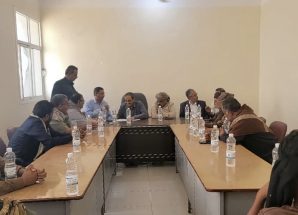 الأمين العام يترأس اجتماعًا موسعًا للغرفة التجارية وملاك مصانع البلك والخرسانة الجاهزة بشبوة