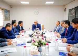 الرئيس الزُبيدي يترأس اجتماعا موسعا للوقوف على الخطوات المنجزة لإعادة تشغيل مصفاة عدن