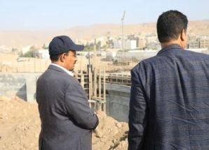 محافظ حضرموت يتفقد الأعمال الإنشائية في جسر المنورة 