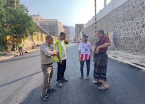 مدير صيرة يطلع على أعمال سفلتة خط البنك المركزي بعدن