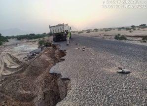 مؤسسة الطرق والجسور بشبوة تواصل أعمال الصيانة الطارئة في طريق عتق – بيحان – حريب