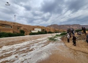 المحافظ بن الوزير يوجه برفع الجاهزية للحد من الأضرار.. شبوة تشهد أمطاراً غزيرة وسيولاً جارفة.