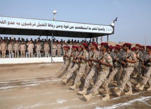 بحضور وزير الدفاع.. وحدات رمزية من قوات العمالقة الجنوبية تنظم عرضًا عسكريًّا مهيبًا