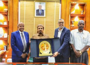 محافظ حضرموت يبحث مع وكيل وزارة الشباب والرياضة ورئيس الاتحاد العام لكرة السلة تعزيز التعاون الرياضي لخدمة قطاع الشباب والرياضة