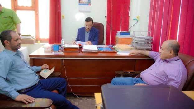 المحافظ بن الوزير يناقش ترتيبات إدخال وحدتي الرنين والمقطعية إلى الخدمة بمستشفى الشيخ محمد بن زايد.