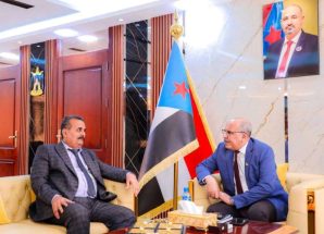 ‏الكثيري يلتقي مدير مطار عدن الدولي، ويطّلع على أوضاع المطار ومشاريعه التطويرية