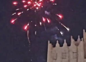 مدينة عتق تحتفي بالألعاب النارية ابتهاجًا بعودة النشاط الملاحي لمطار عتق الدولي