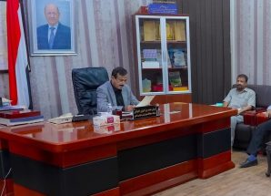 شبوة: المحافظ بن الوزير يناقش مع جمعية رعاية المعاقين آليات تنفيذ مشروع توزيع الكراسي المتحركة