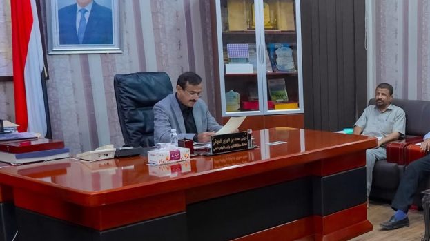 شبوة: المحافظ بن الوزير يناقش مع جمعية رعاية المعاقين آليات تنفيذ مشروع توزيع الكراسي المتحركة