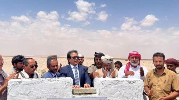 شبوة: برعاية المحافظ بن الوزير.. وضع حجر الأساس لمستوصف الدكتور مشعل الغريب بمنطقة مطار عرماء