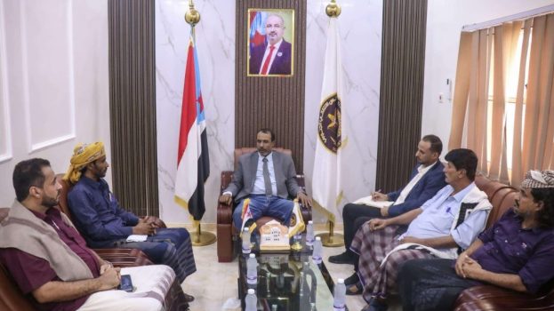 فريق التوجيه والرقابة الرئاسي يطّلع على أداء الإدارة الاقتصادية والخدمية بتنفيذية انتقالي المهرة